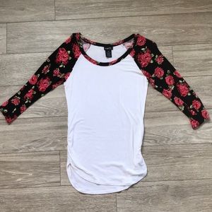 Floral printed sleeved shirt.